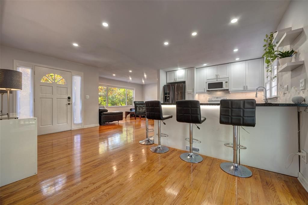 待售: $239,000 (2 贝兹, 1 浴室, 882 平方英尺)