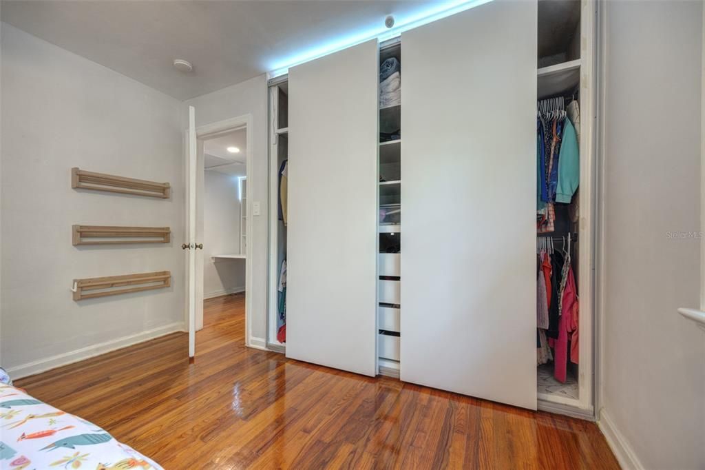 待售: $239,000 (2 贝兹, 1 浴室, 882 平方英尺)