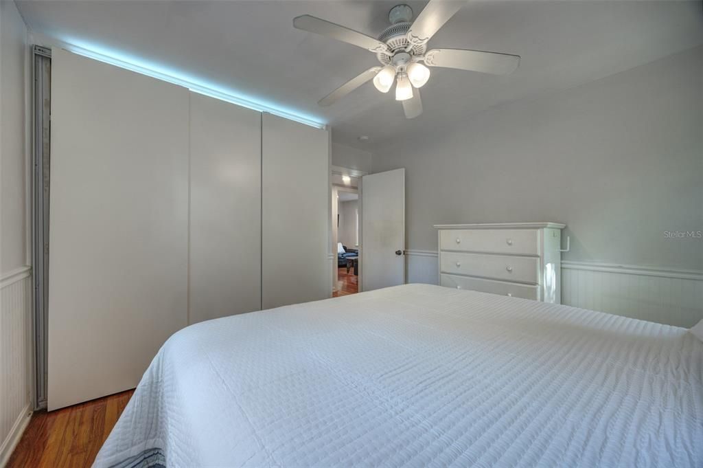 待售: $239,000 (2 贝兹, 1 浴室, 882 平方英尺)