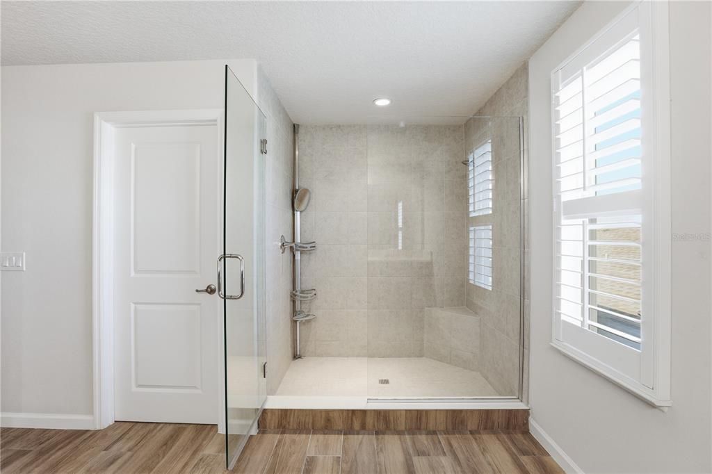 En Venta: $799,000 (4 camas, 3 baños, 3297 Pies cuadrados)