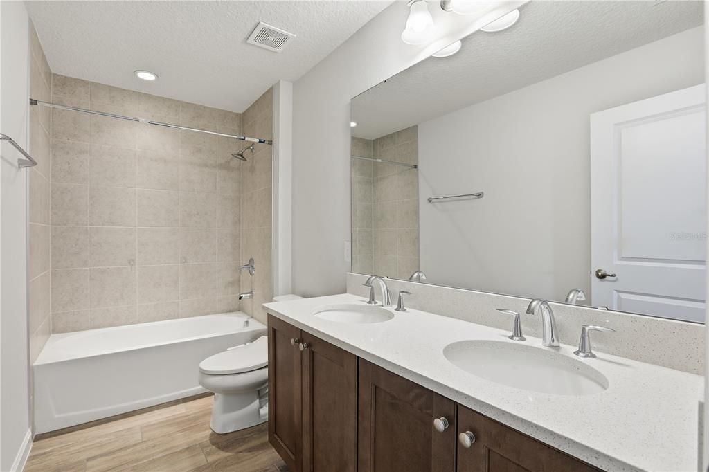 En Venta: $799,000 (4 camas, 3 baños, 3297 Pies cuadrados)