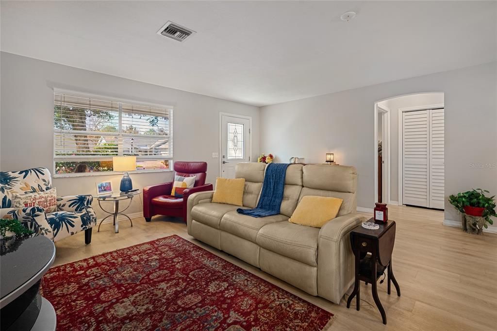 待售: $329,900 (2 贝兹, 2 浴室, 1314 平方英尺)