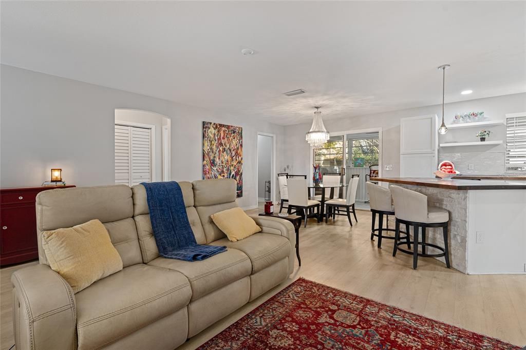 待售: $329,900 (2 贝兹, 2 浴室, 1314 平方英尺)