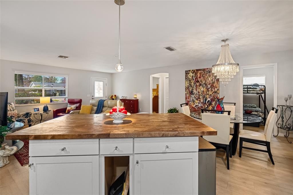 待售: $329,900 (2 贝兹, 2 浴室, 1314 平方英尺)