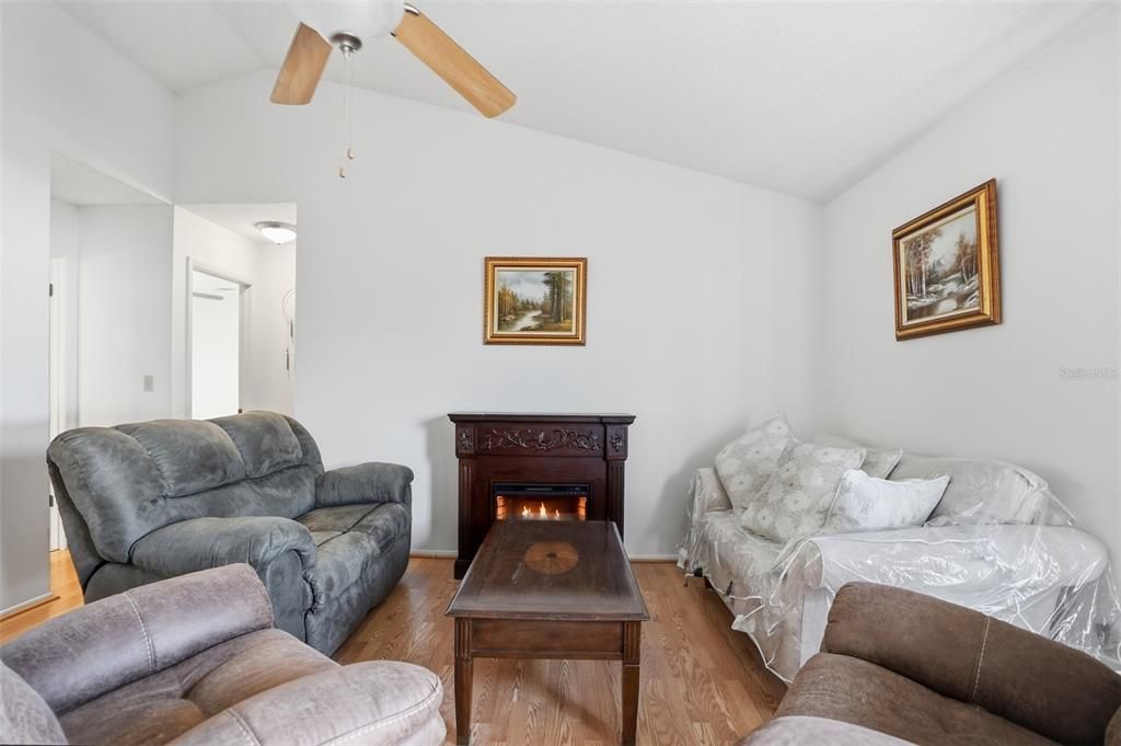 待售: $260,000 (3 贝兹, 2 浴室, 1268 平方英尺)