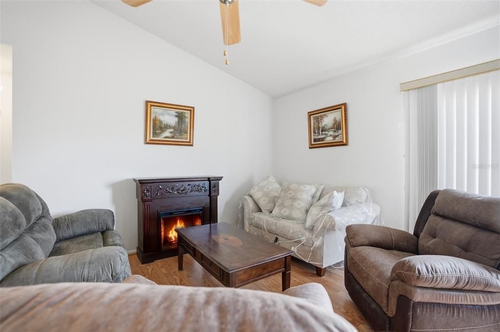 待售: $260,000 (3 贝兹, 2 浴室, 1268 平方英尺)