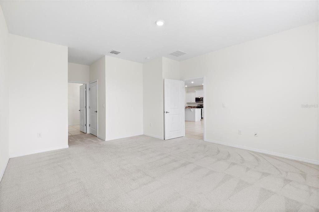 En Renta: $2,400 (4 camas, 2 baños, 2031 Pies cuadrados)