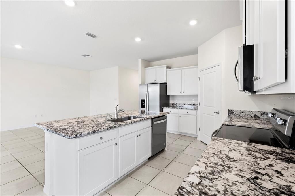 En Renta: $2,400 (4 camas, 2 baños, 2031 Pies cuadrados)