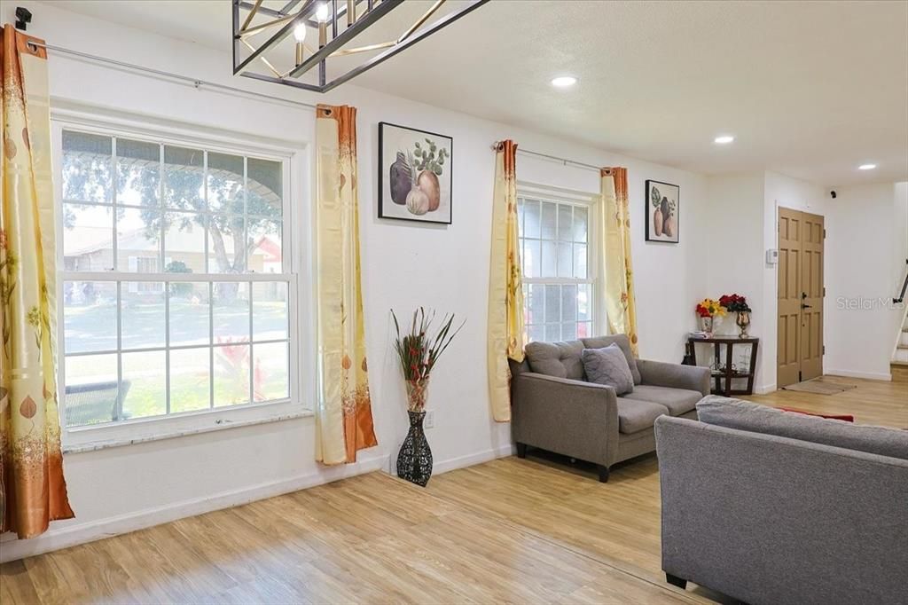 На продажу: $369,995 (3 спален, 2 ванн, 1619 Квадратных фут)