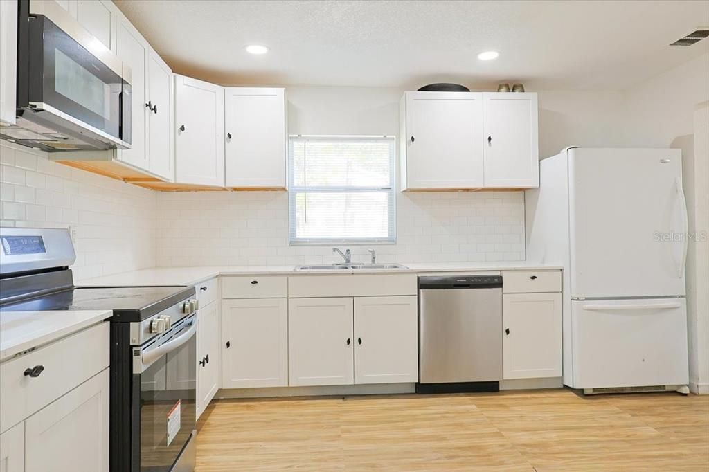 На продажу: $369,995 (3 спален, 2 ванн, 1619 Квадратных фут)