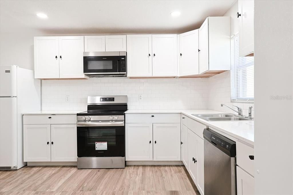 На продажу: $369,995 (3 спален, 2 ванн, 1619 Квадратных фут)