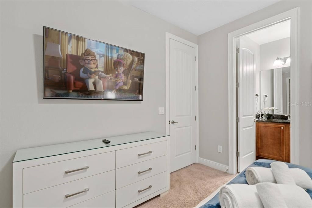 For Sale: $777,000 (6 beds, 6 baths, 3317 Square Feet)