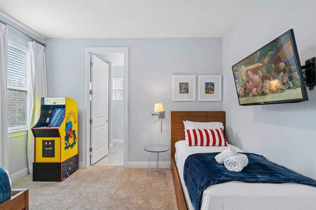 For Sale: $777,000 (6 beds, 6 baths, 3317 Square Feet)