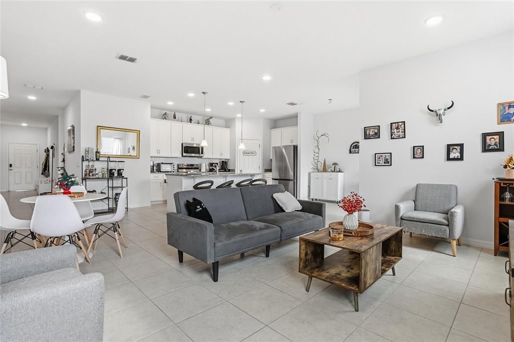 На продажу: $410,000 (4 спален, 2 ванн, 1833 Квадратных фут)