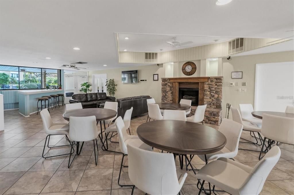 待售: $169,000 (1 贝兹, 1 浴室, 810 平方英尺)