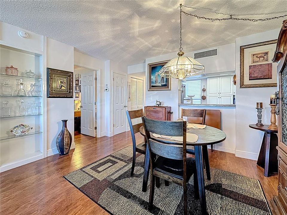 待售: $169,000 (1 贝兹, 1 浴室, 810 平方英尺)