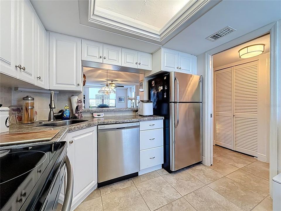 待售: $169,000 (1 贝兹, 1 浴室, 810 平方英尺)