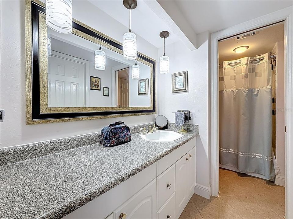 待售: $169,000 (1 贝兹, 1 浴室, 810 平方英尺)