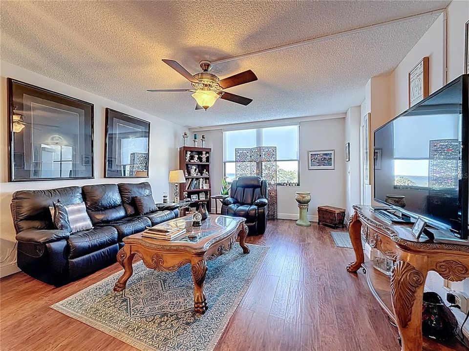 待售: $169,000 (1 贝兹, 1 浴室, 810 平方英尺)