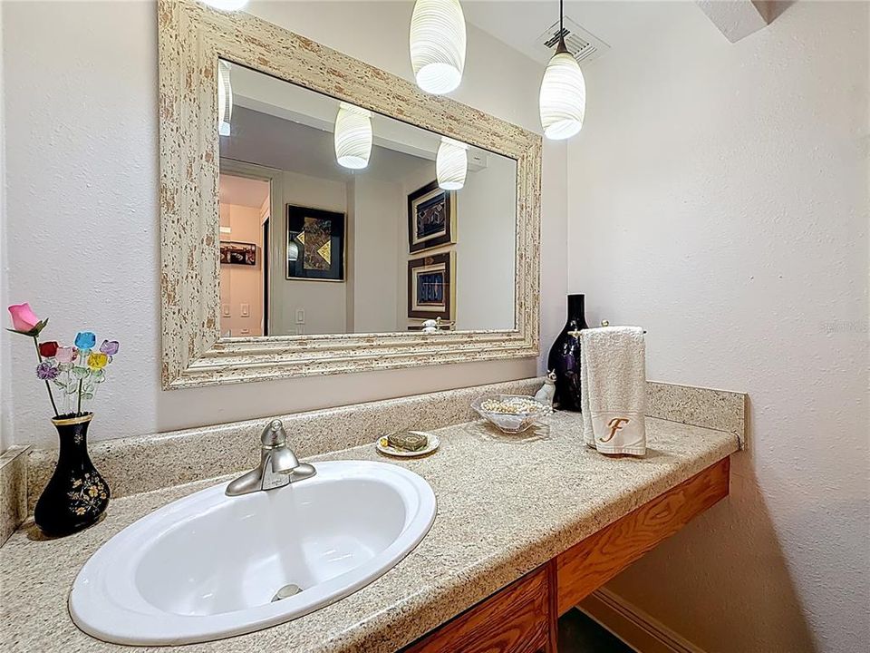 待售: $169,000 (1 贝兹, 1 浴室, 810 平方英尺)