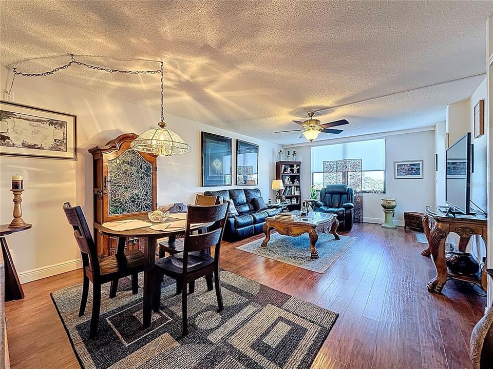 待售: $169,000 (1 贝兹, 1 浴室, 810 平方英尺)