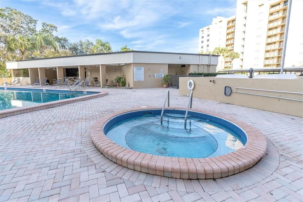 待售: $169,000 (1 贝兹, 1 浴室, 810 平方英尺)