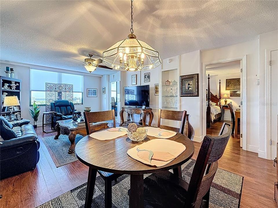 待售: $169,000 (1 贝兹, 1 浴室, 810 平方英尺)