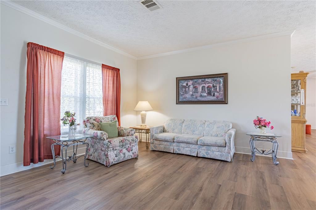 For Sale: $319,999 (3 beds, 2 baths, 1512 Square Feet)