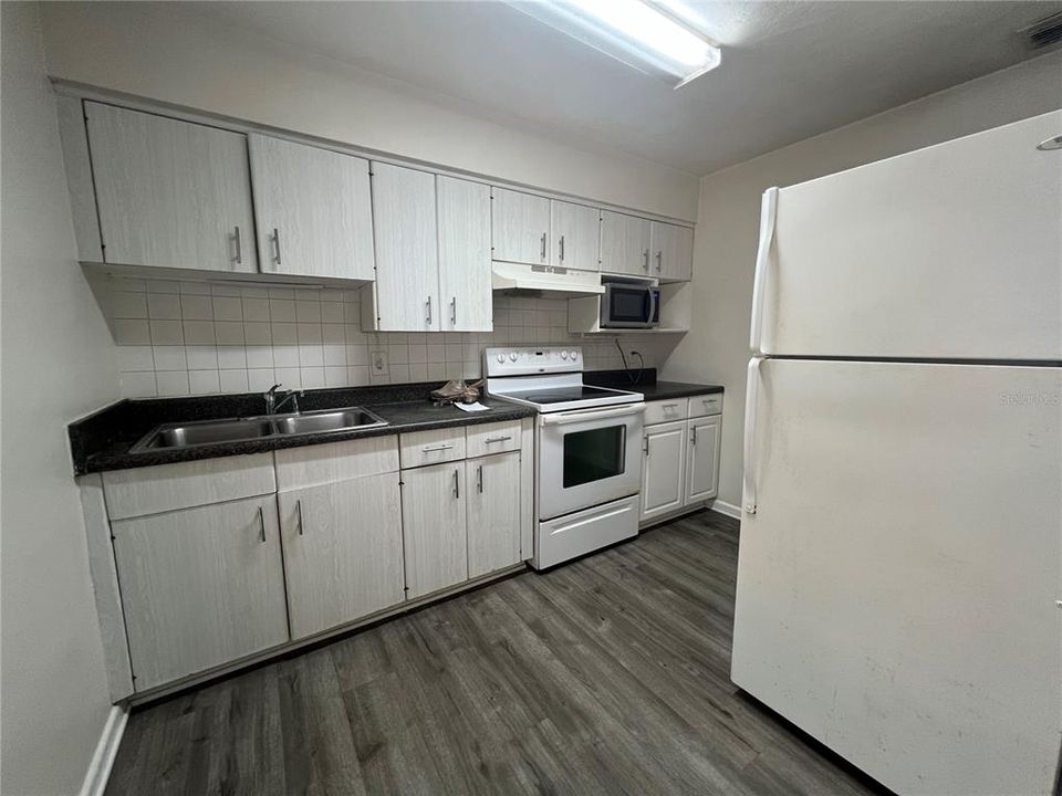 出租: $1,550 (2 贝兹, 1 浴室, 900 平方英尺)