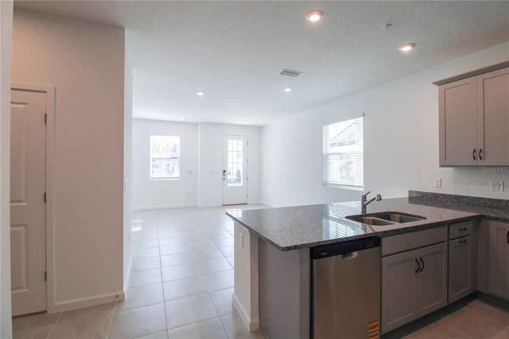 В аренду: $2,395 (4 спален, 2 ванн, 1678 Квадратных фут)