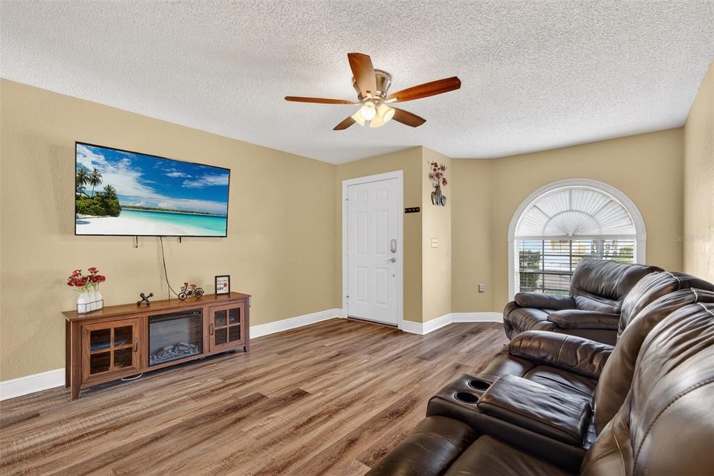 На продажу: $350,000 (3 спален, 2 ванн, 1658 Квадратных фут)