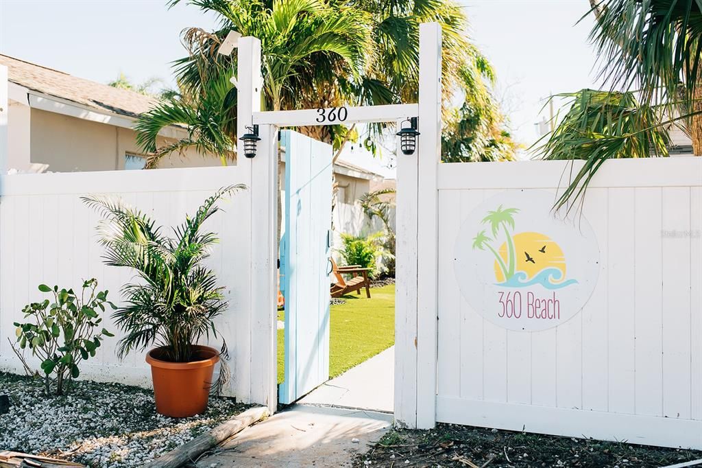 For Rent: $2,450 (1 beds, 1 baths, 700 Square Feet)