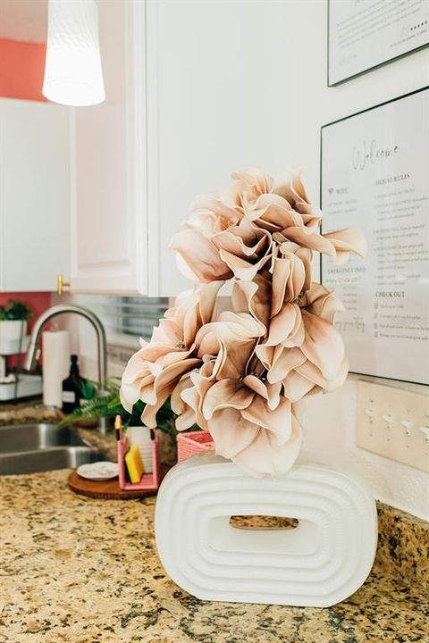 For Rent: $2,450 (1 beds, 1 baths, 700 Square Feet)