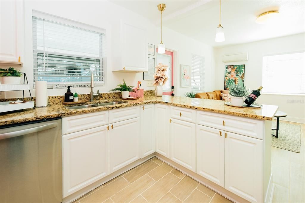 For Rent: $2,450 (1 beds, 1 baths, 700 Square Feet)