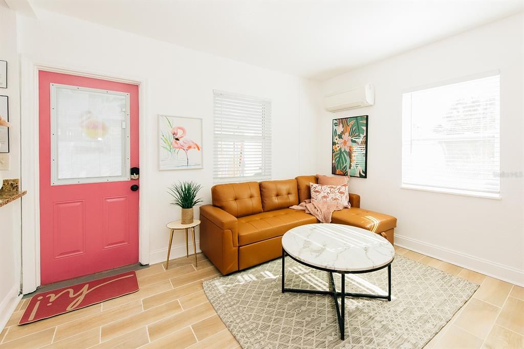 For Rent: $2,450 (1 beds, 1 baths, 700 Square Feet)