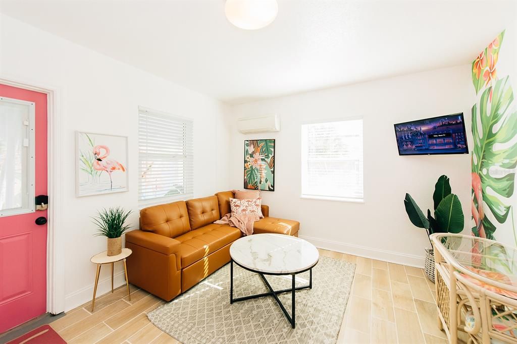 For Rent: $2,450 (1 beds, 1 baths, 700 Square Feet)