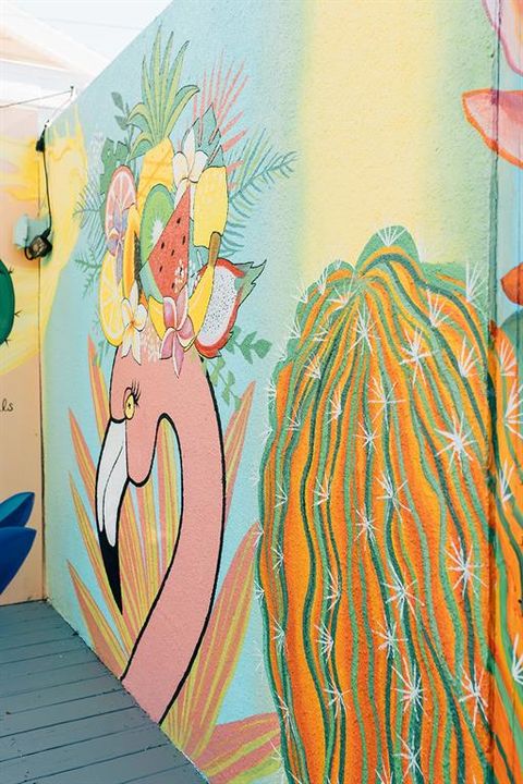 For Rent: $2,450 (1 beds, 1 baths, 700 Square Feet)