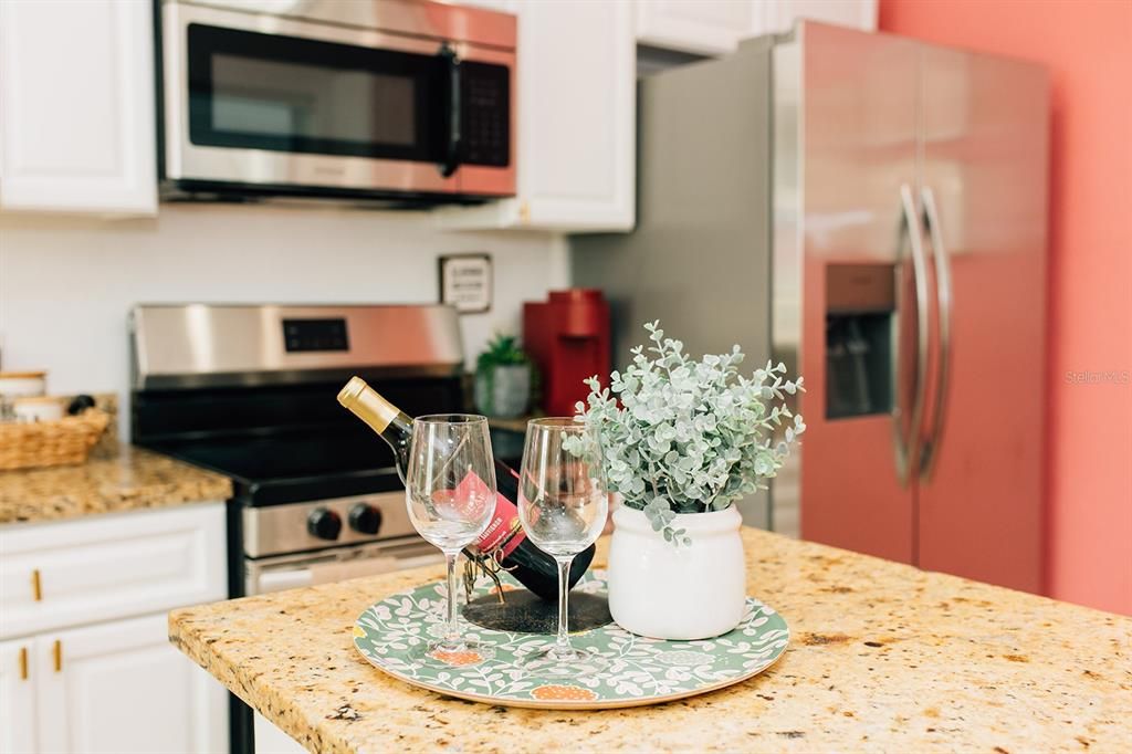 For Rent: $2,450 (1 beds, 1 baths, 700 Square Feet)