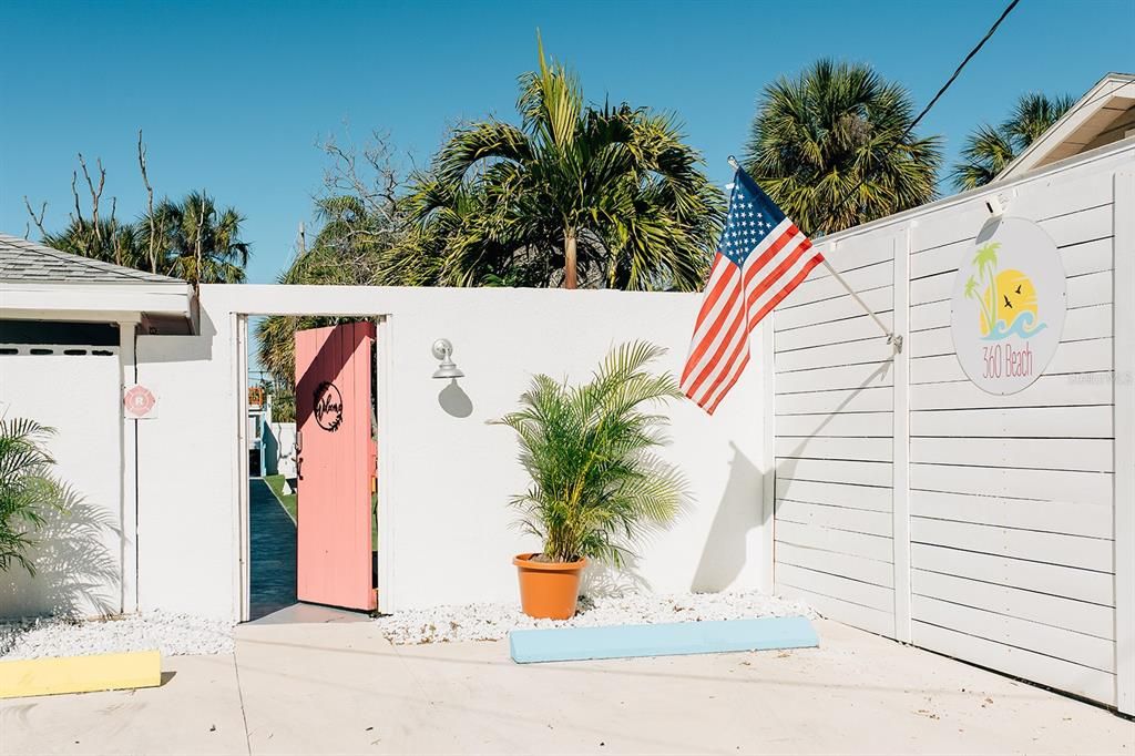 For Rent: $2,450 (1 beds, 1 baths, 700 Square Feet)