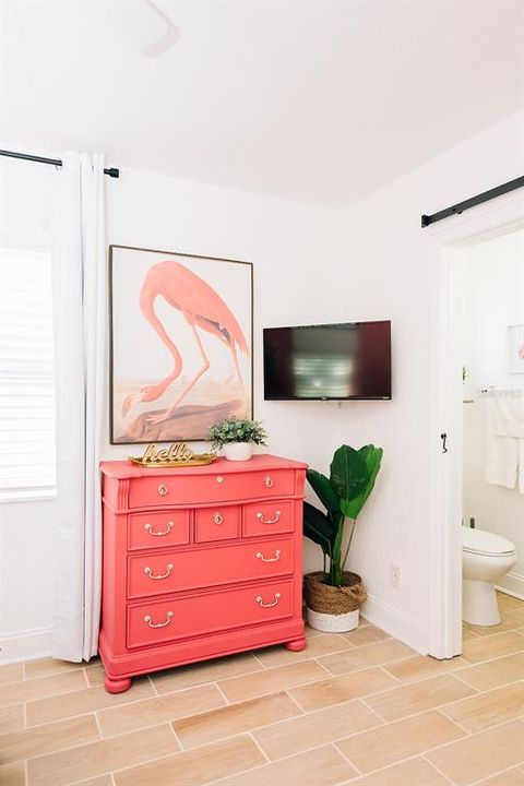 For Rent: $2,450 (1 beds, 1 baths, 700 Square Feet)