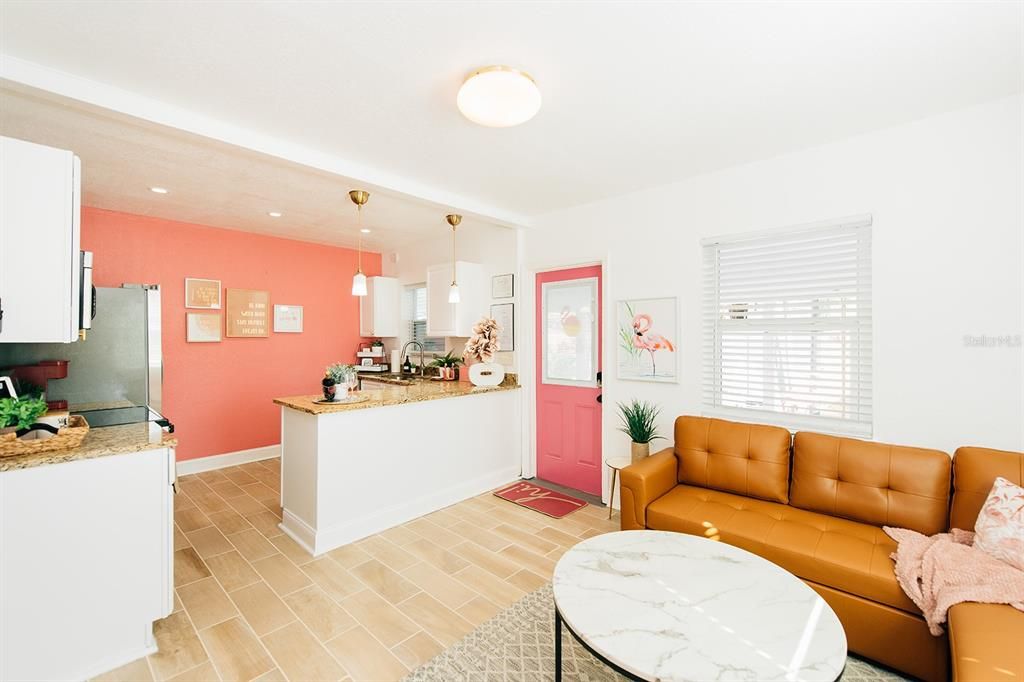 For Rent: $2,450 (1 beds, 1 baths, 700 Square Feet)