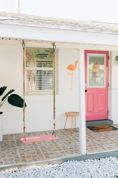 For Rent: $2,450 (1 beds, 1 baths, 700 Square Feet)