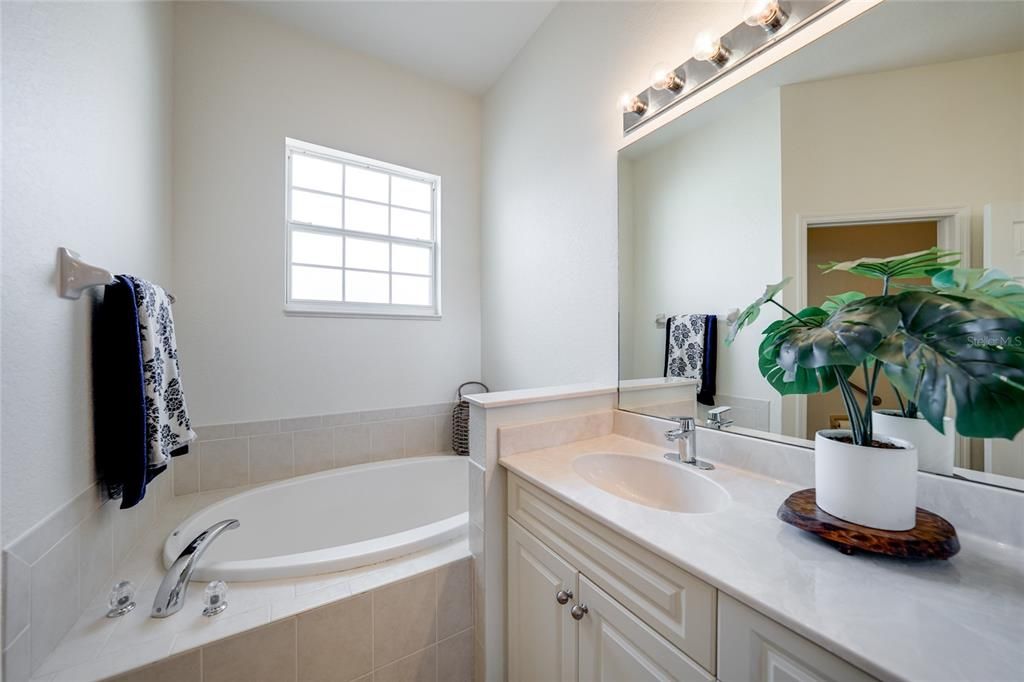 На продажу: $372,000 (3 спален, 2 ванн, 2079 Квадратных фут)