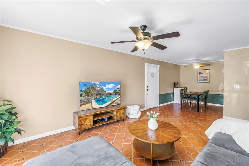 For Sale: $155,000 (1 beds, 1 baths, 714 Square Feet)