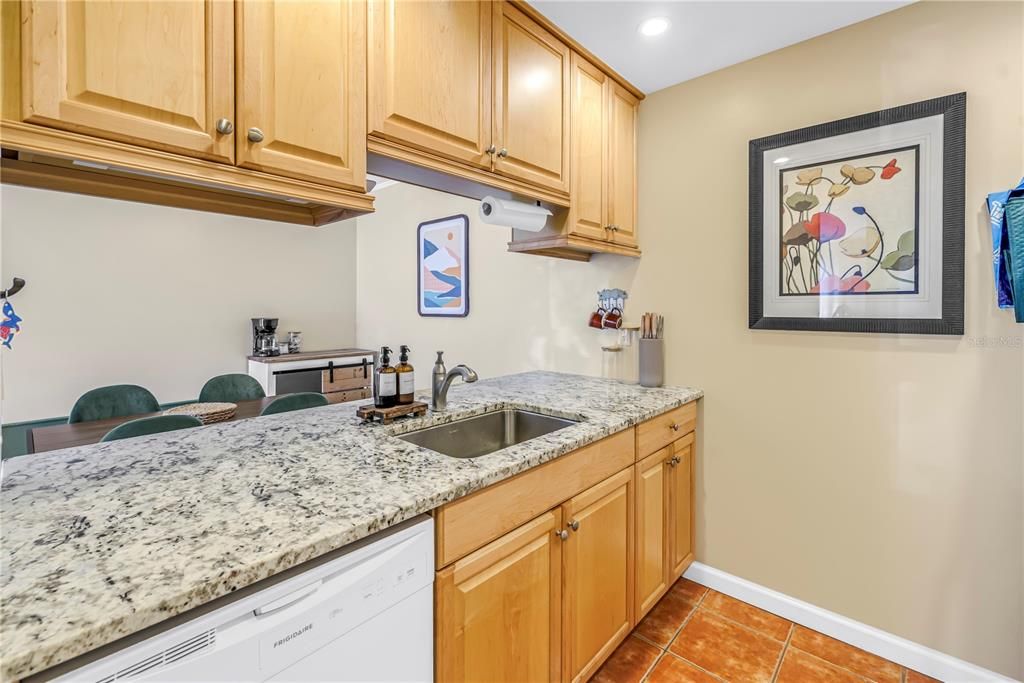 For Sale: $155,000 (1 beds, 1 baths, 714 Square Feet)