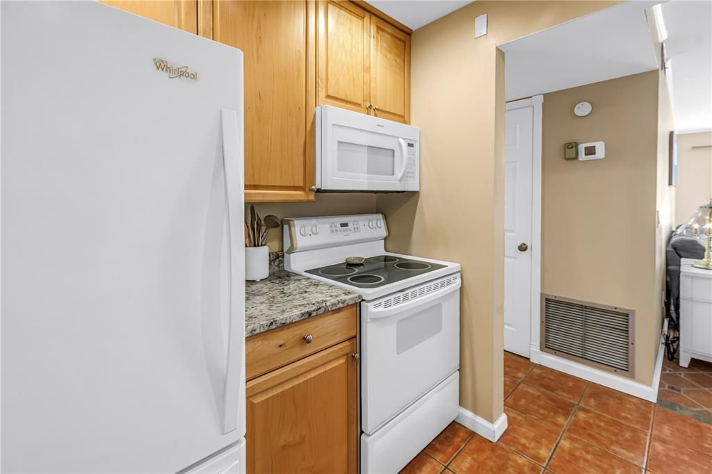 For Sale: $155,000 (1 beds, 1 baths, 714 Square Feet)