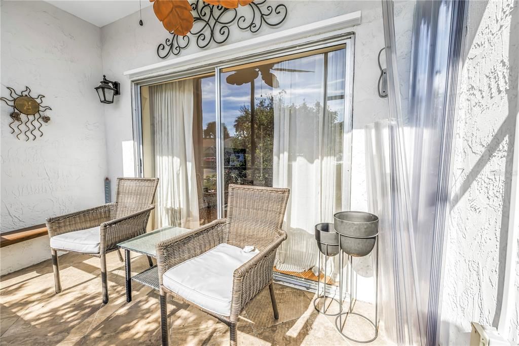 For Sale: $155,000 (1 beds, 1 baths, 714 Square Feet)