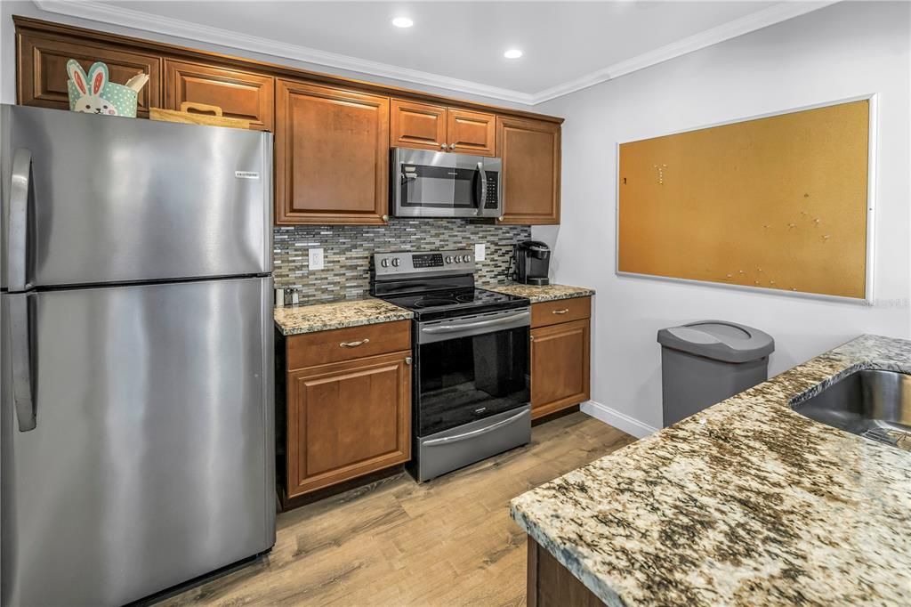 For Sale: $155,000 (1 beds, 1 baths, 714 Square Feet)