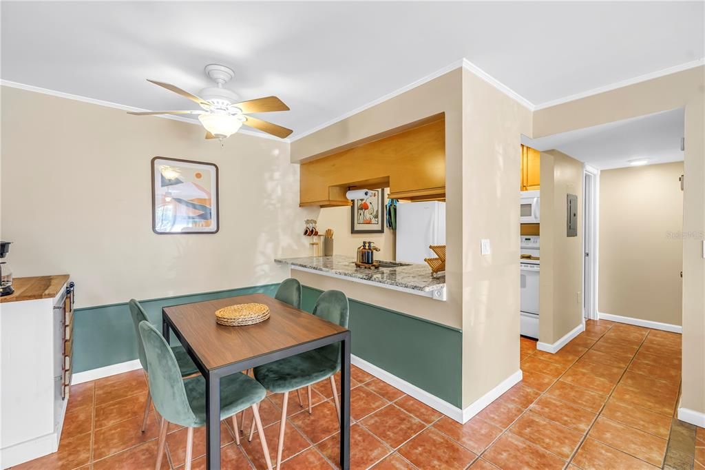 For Sale: $155,000 (1 beds, 1 baths, 714 Square Feet)