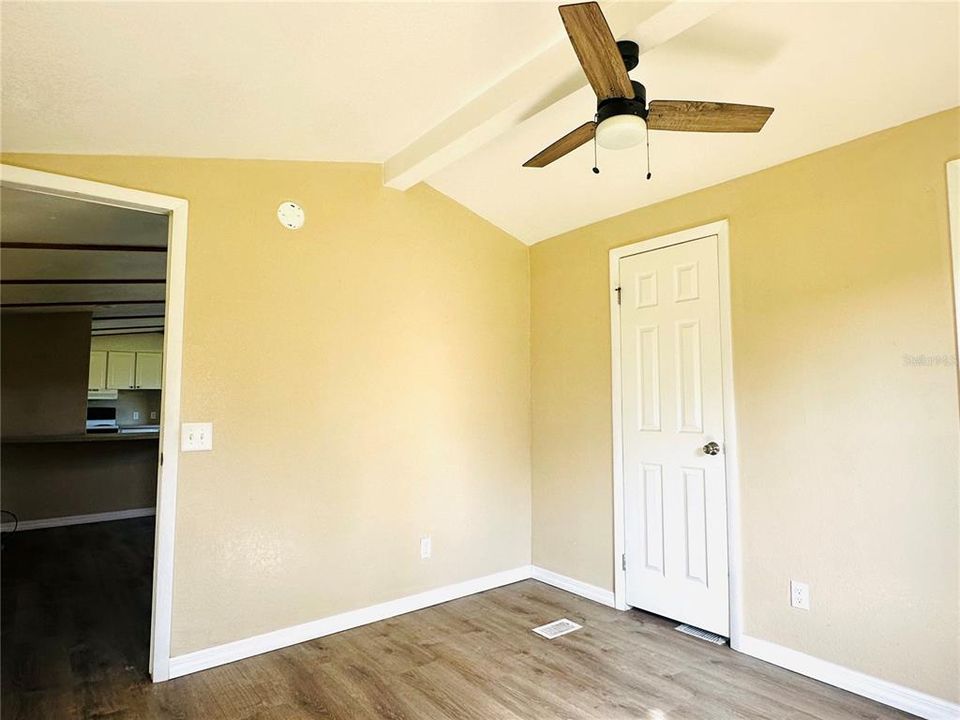 For Rent: $1,350 (2 beds, 1 baths, 728 Square Feet)